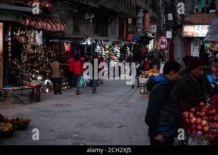 Kathmandu, Nepal - Dezember 22 2019: Nicht identifizierte Menschen gehen am 22. Dezember 2019 in Kathmandu an verschiedenen Geschäften und Straßenverkäufern auf der Straße vorbei Stockfoto