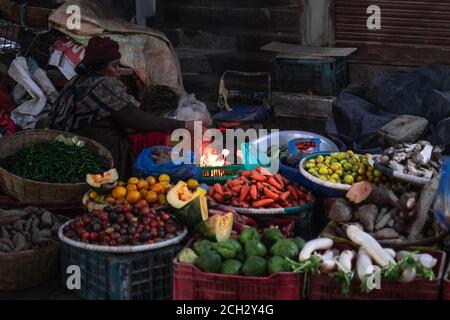 Kathmandu, Nepal - Dezember 22 2019: Nicht identifizierte Menschen gehen am 22. Dezember auf einen lokalen Straßenmarkt, um Obst, Gemüse und Kleidung zu kaufen und zu verkaufen Stockfoto