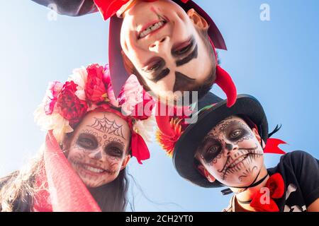 Drei fröhliche halloween Kinder mit bemalten Gesichtern stehen davor Der Kamera Stockfoto