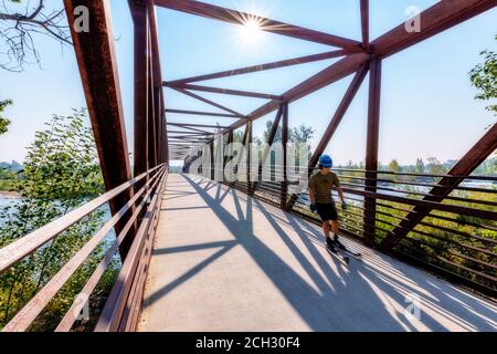 Boise Flussbrücke mit einem Skater in Bewegung Stockfoto