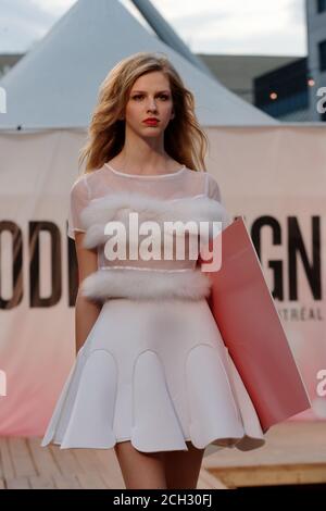 Ein Model läuft auf der Piste während der Ecole de Mode Marie-Victorin Modenschau, die während des Fashion and Design Festivals in der Innenstadt von Montreal stattfindet. F Stockfoto