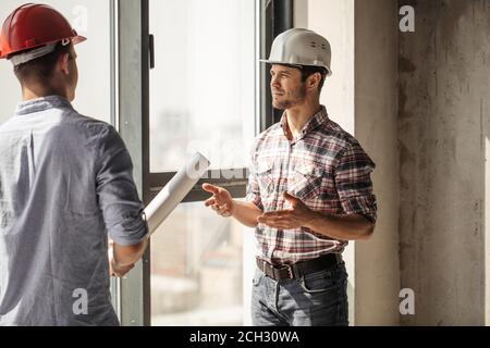Nachdenklich gut aussehende Regisseur ist über die Weisheit der Annahme des Vertrages. Seitenansicht Foto Stockfoto