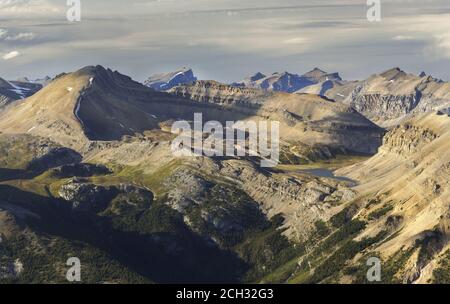 Schöner Spätsommer in den kanadischen Rockies. Luftaufnahme malerische Landschaft der Rugged Mountain Peaks über Dolomitenpass Bereich im Banff Nationalpark Stockfoto