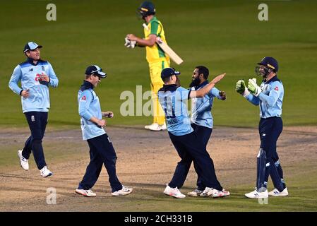 Die Engländerinnen Jos Buttler (rechts) und Adil Rashid (rechts) feiern mit ihren Teamkollegen, nachdem sie den Australier Alex Carey entlassen haben, um das zweite Royal London ODI-Spiel im Emirates Old Trafford in Manchester zu gewinnen. Stockfoto