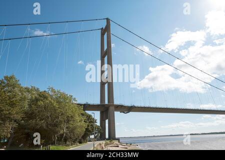 Lange schmale Hängebrücke Stockfoto