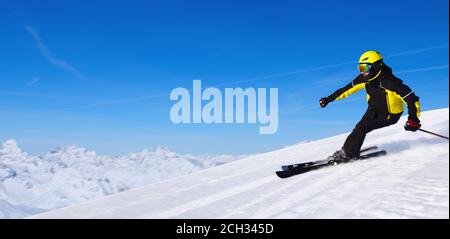 Professioneller Alpinskifahrer Skifahren in den hohen Bergen der Alpen Banner-Hintergrund mit Platz für Text Stockfoto