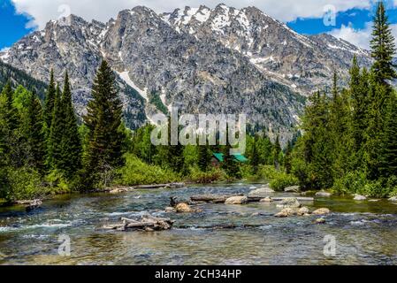 Bach am Fuße der großen teton Berge, wy US Stockfoto