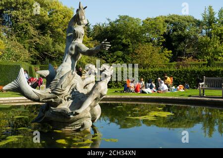 London, Großbritannien. Sonntag, 13. September 2020. Die Menschen im RegentÕs Park in London genießen den letzten Tag, bevor die neue 6-Personen-Regel in England in Kraft tritt. Foto: Roger Garfield/Alamy Stockfoto