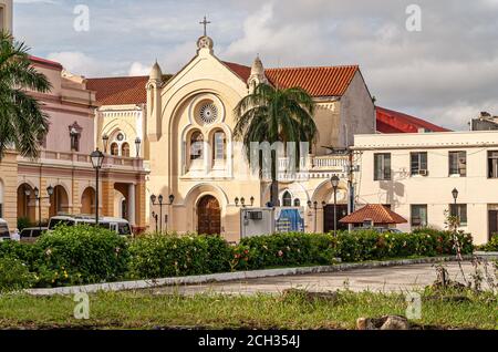 Panama City, Panama - 30. November 2008: Gelbes Gebäude mit rotem Dach des Sanctuario de la Esperanza, Teil der Kirche San Francisco de Asis unter Wolken Stockfoto