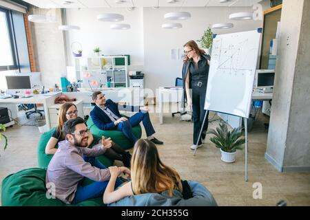 Nahaufnahme des Geometrieunterrichts für Erwachsene im Tagungsraum. Holen Sie sich Erfahrungen aus dem Seminar Stockfoto