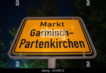 Garmisch Partenkirchen, Deutschland. September 2020. Das Ortsnamen-Zeichen von Garmisch. Nach einem heftigen Coronaausbruch im oberbayerischen Garmisch-Partenkirchen ist noch unklar, welche Folgen der mutmaßliche Täter zu erwarten hat. Die Behörden gehen davon aus, dass der Ausbruch durch einen sogenannten Superstreuer verursacht wurde. Quelle: Lino Mirgeler/dpa/Alamy Live News Stockfoto