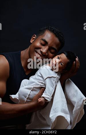 Selbstlos, bedingungslos, verzeihend elterliche Liebe.die reinste Liebe. Nahaufnahme Porträt. Isoliert auf dem schwarzen Hintergrund. studio shot.The Tiefe des lov Stockfoto