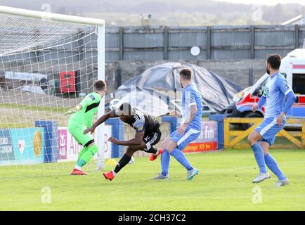 JAMES AKINTUNDE (Derry City FC) während der Airtricity League zwischen Finn Harps FC und Derry City FC im Finn Park, Ballybofey Stockfoto