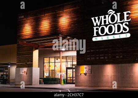 August 29, 2020 San Jose / CA / USA - Nachtansicht des Whole Foods Store in Almaden Valley / Blossom Hill Gegend von San Jose Stockfoto