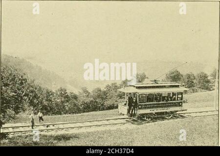 . Die Straßenbahn Überprüfung . -noldston Passenger Railway Company, die in River-Ton der White Traction Company Beitritt, nun durch Duquesne läuft und die auf Home erweitert werden-. EIN Thol .-.AM) ll^ET ÜBER Ti:i;.MLM (il LINL. Statt. Das Wilmerding Ende der Straße verbindet mit der zweiten Allee Linie, die von Marketstreet, Pittsburg, entlang der zweiten Allee zu Glenwood, Braddock und Wilmerding erstreckt, Und die McKeesport & Wil- (^licct JaiWxiy j^VM/ 171 merding Railway ist eine Verbindung, die es ermöglicht, Elektroautos von McKeesport nach Pittsburg zu fahren, eine Entfernung von 20 Meilen. Die r Stockfoto