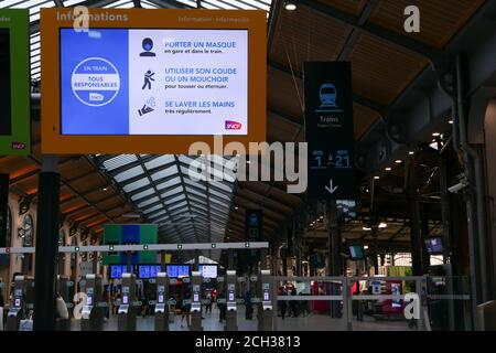 Paris, Frankreich. September 13 2020. Eingangshalle des Bahnhofs Saint Lazare. Zugang zu Bahnsteigen. Öffentliche Verkehrsmittel für Reisende. Stockfoto