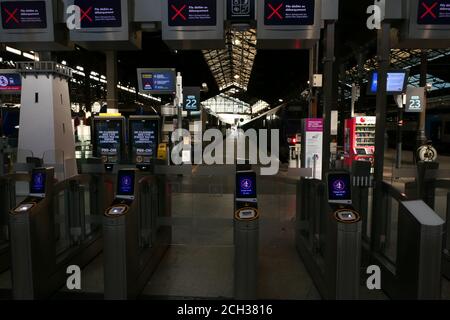 Paris, Frankreich. September 13 2020. Eingangshalle des Bahnhofs Saint Lazare. Zugang zu Bahnsteigen. Öffentliche Verkehrsmittel für Reisende. Stockfoto