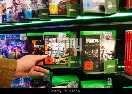 GTA, Grand Theft Auto V, Xbox One Spiel in einem Geschäft. Stockfoto