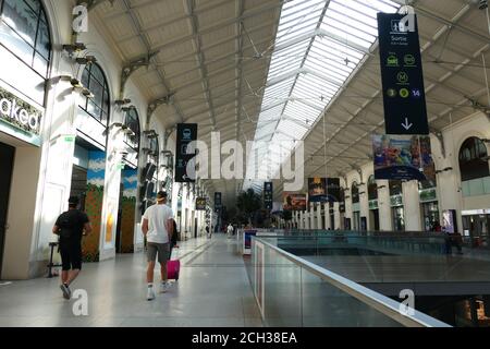 Paris, Frankreich. September 13 2020. Eingangshalle des Bahnhofs Saint Lazare. Zugang zu Bahnsteigen. Öffentliche Verkehrsmittel für Reisende. Stockfoto