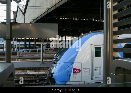 Paris, Frankreich. September 13 2020. Eingangshalle des Bahnhofs Saint Lazare. Zugang zu Bahnsteigen. Öffentliche Verkehrsmittel für Reisende. Stockfoto