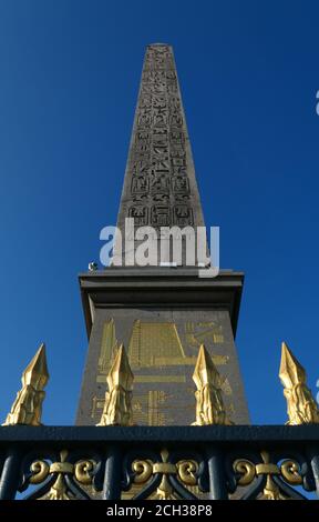 Paris, Frankreich. September 13, 2020. Historisches Denkmal. Berühmter Place de la Concorde im Zentrum der Stadt. Nahaufnahme des Luxor Obelisken aus Ägypten. Stockfoto