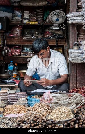 KATHMANDU, NEPAL - 14. AUGUST 2018: Nicht identifizierter nepalesischer Mann sitzt in der Straße von Kathmandu, Nepal Stockfoto