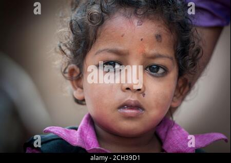 KATHMANDU, NEPAL - 14. AUGUST 2018: Unidentifiziertes kleines nepalesisches Kind in Kathmandu, Nepal Stockfoto