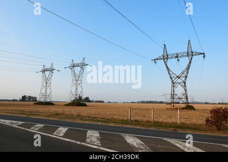 Gruppe von elektrischen Pylonen, Hochspannungsleitungen. Deckenkabel, die Strom in die Städte transportieren. Stockfoto