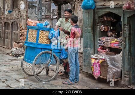 KATHMANDU, NEPAL - 14. AUGUST 2018: Nicht identifizierte nepalesische Männer verkaufen Lebensmittel in den Straßen von Kathmandu, Nepal Stockfoto