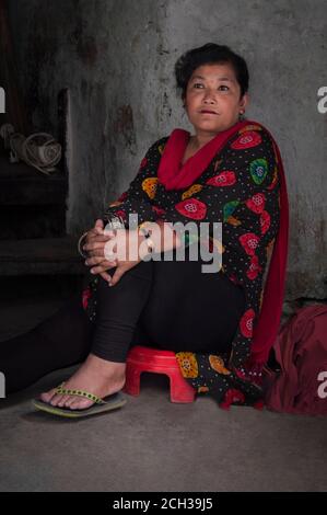 KATHMANDU, NEPAL - 14. AUGUST 2018: Nicht identifizierte nepalesische Frau sitzt in der Straße von Kathmandu Stockfoto