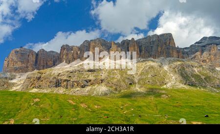 Berglandschaft im Sommer entlang der Straße nach Pordoi Pass, Dolomiten, Provinz Belluno, Venetien, Italien Stockfoto