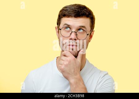 Nachdenklich gut aussehend männlich mit der Hand auf dem Kinn. Pläne für die Zukunft. Clever ideas.Writer hat ein neues Gedicht gedacht Stockfoto