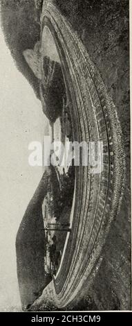 . Touren zum Yellowstone Park und zur Pazifikküste : 6. August, 3. September 1907 . r; an einer anderen überquert er eine tiefe Schlucht über die höchste Brücke des Parks. Kurz unterhalb dieses Punktes biegt der nun rauschende Fluss abrupt nach rechts ab und taucht auf. Hier sind die Upper Falls of the Yellow-Stone. Die Enge des Schlotes und die Geschwindigkeit der Strömung zwingt den Strom weit aus der Wand des senkrechten Felsens in einem kühnen Sprung von 112 Fuß heraus. Ein paar hundert Yards hinter diesem Punkt entfaltet sich eine scharfe Kurve in der Straße für den Besucher, auf einmal, die ganze aussicht auf den Grand Canyon der Gelben-s Stockfoto