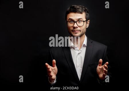 Wunderschöne Lautsprecher ist Adressierung der Einberufung isoliert schwarzen Hintergrund. Copy Space Stockfoto
