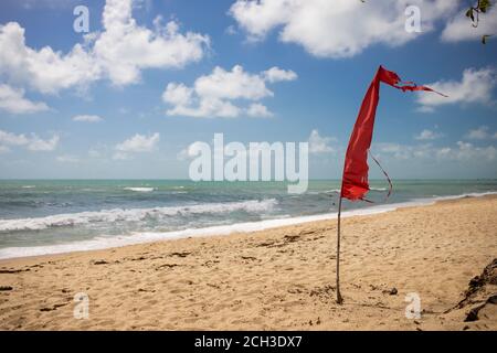 Warnzeichen einer roten Fahne bei einem schönen leeren Tropischer