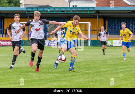 Jack Mackreth von Warrington Town AFC kontrolliert den Ball Vor den Spielern der Salford City U23 Stockfoto