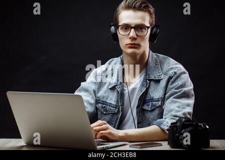 Ruhige junge Kollegin in legere Kleidung am Schreibtisch sitzen Stockfoto