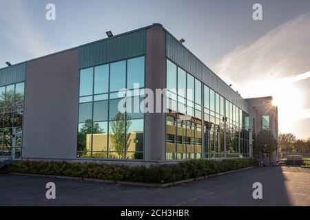 Ein Teil der Außenfassade eines generischen kleinen Gebäude Stockfoto