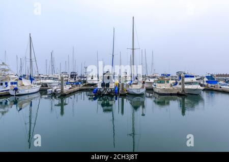 El Granada, Kalifornien, USA - 12. September 2020: Boote dockten am Fischerpier in Half Moon Bay bei San Francisco an, mit Nebel über dem Pazifik Stockfoto