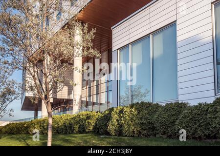 Ein Teil der Außenfassade eines generischen kleinen Gebäude Stockfoto