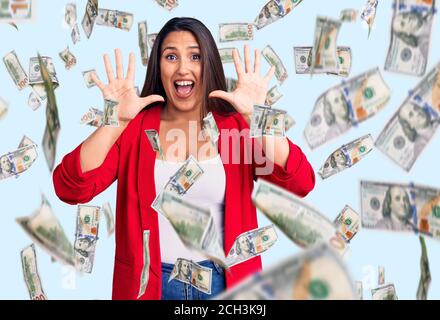 Junge schöne Brünette Frau trägt elegante Kleidung zeigt und zeigt mit den Fingern Zahl zehn, während lächelnd zuversichtlich und glücklich. Stockfoto