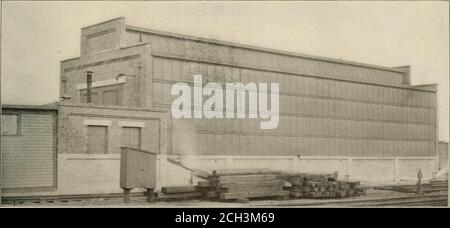 . Eisenbahnmechaniker . G die Arbeit des Sandstrahlens sowohl Stahlautos als auch der Lokomotivierer wird in einem Gebäude ausgeführt, das ausschließlich zu diesem Zweck vorgesehen ist. Dieses Gebäude ist 0 Fuß lang und verfügt über eine Stand-ard-Messstrecke, die sich über die gesamte Länge erstreckt. Innen ist es 28 Fuß breit und bietet somit viel Platz auf der Seite der Strecke. Die Konstruktion ist aus Beton, Ziegel und der Sandtrocknungsofen ist von sehr einfacher Konstruktion. Es besteht aus drei Ringabschnitten und einer halbkugelförmigen Oberseite, alles aus Gusseisen. Der untere Ring bildet die Aschegrube und im ist ein Rauchabzug vorgesehen Stockfoto