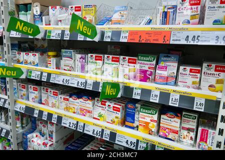 Vitamine und Mineralstoffe Produkte in einem Geschäft Stockfoto