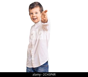 Cute blonde Kind trägt elegante Hemd lächelnd fröhlich bietet Handfläche Hand geben Hilfe und Akzeptanz. Stockfoto