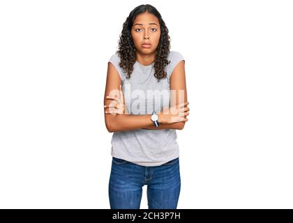 Junge afroamerikanische Mädchen tragen lässige Kleidung schütteln und frieren Für Winterkälte mit trauriger und schockiger Gesichtsausdruck Stockfoto