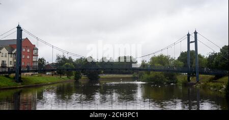 Eine Hängebrücke überspannt das Wasser des Flusses exe Am Exeter Quay Stockfoto