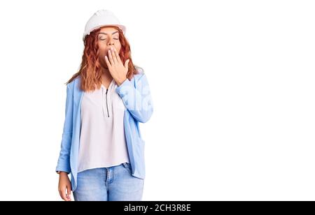 Junge lateinische Frau trägt Architekt Hardhat gelangweilt Gähnen müde Abdeckung Mund mit der Hand. Unruhig und Schläfrigkeit. Stockfoto