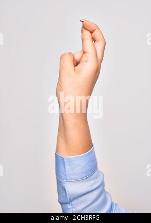 Hand der kaukasischen jungen Frau tun Glückszeichen mit gekreuzten Fingern über isolierten weißen Hintergrund Stockfoto