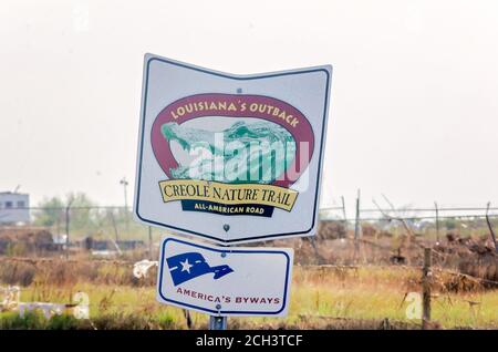 Ein durch Hurrikan Laura beschädigtes Schild wirbt für den Creole Nature Trail am 11. September 2020 in Cameron, Louisiana. Die Stadt erlitt schwere Schäden, wenn die Stockfoto