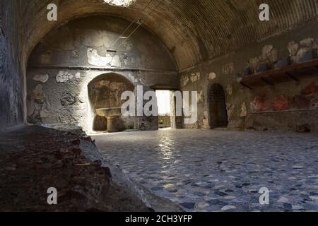 Apodyterium oder die Umkleidekabinen bei Central Thermae, Herculaneum, einer römischen Stadt, die durch den Ausbruch des Vesuv im Jahre 79 n. Chr. zerstört wurde Stockfoto